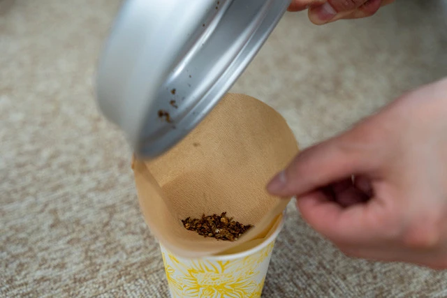 ⑤コーヒーフィルターに入れ、お湯を注ぐ