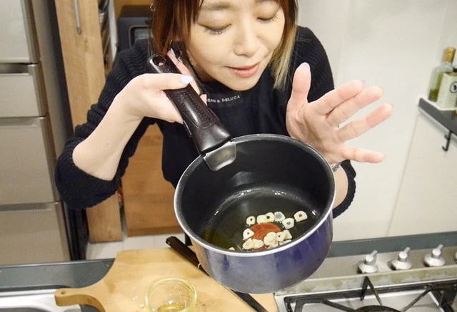 鍋にオリーブオイル、鷹の爪、ニンニクを投入し、中火で温める