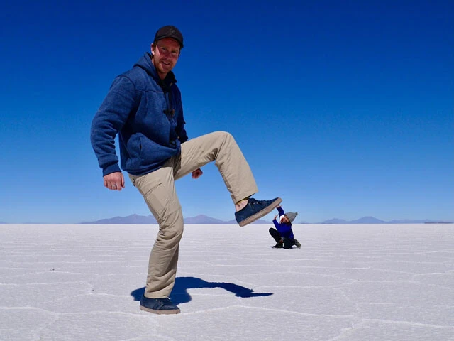 トリック写真で旅友に踏まれているマリーシャ