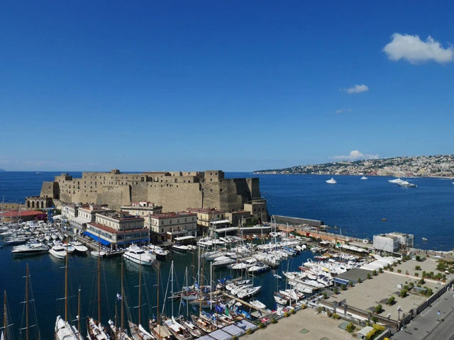 「卵城」の名前の由来は、建築時に卵を埋め込み「卵が割れるとき、この城とナポリの街も滅びるだろう」と呪文をかけたという伝説から