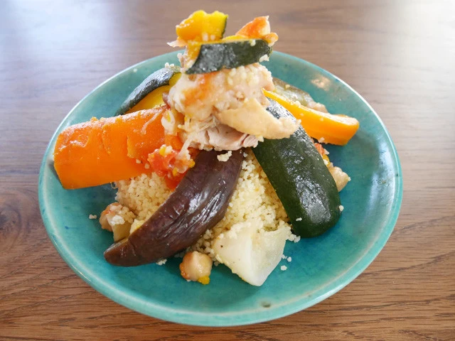 クスクスの上に盛り付け。大きな野菜を放射状に並べ、真ん中に肉とスープをかけたら完成。