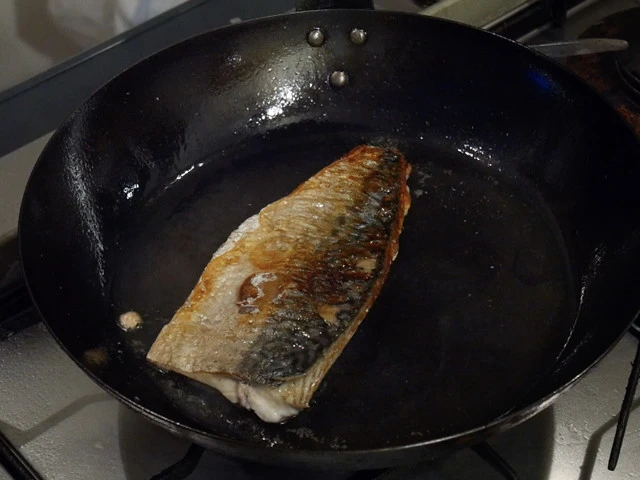 ９．さばをひっくり返して反対側も３分ほど焼く。