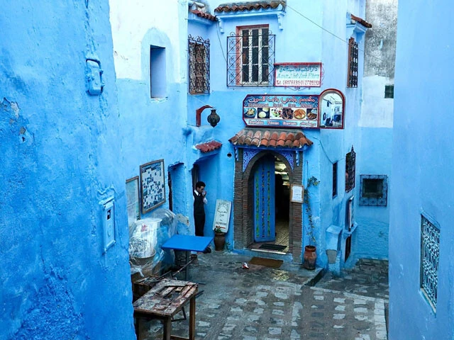 レストランなどのお店も全て青