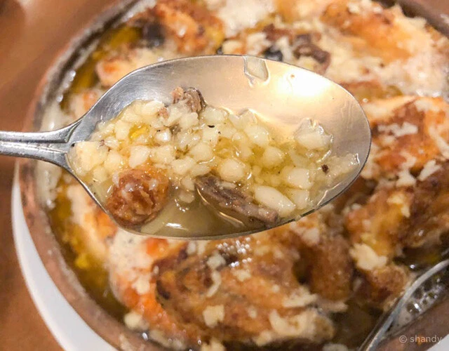 地元の人に人気のオイリー系シュクメルリ（写真提供／シャンディ）