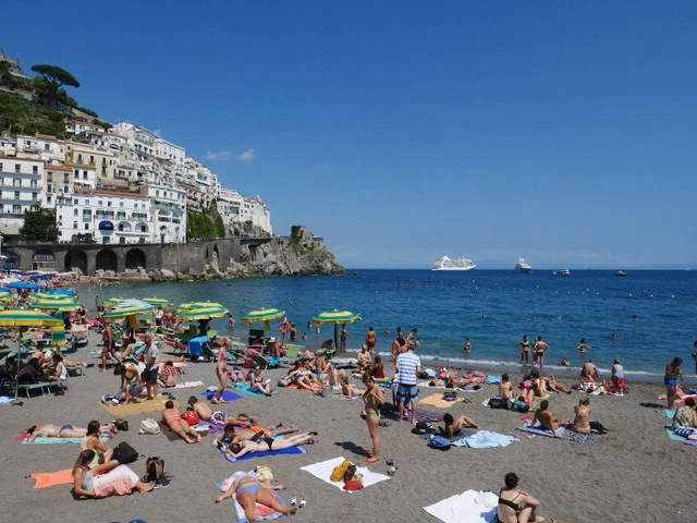 アマルフィのビーチはバカンスの人々でいっぱい！