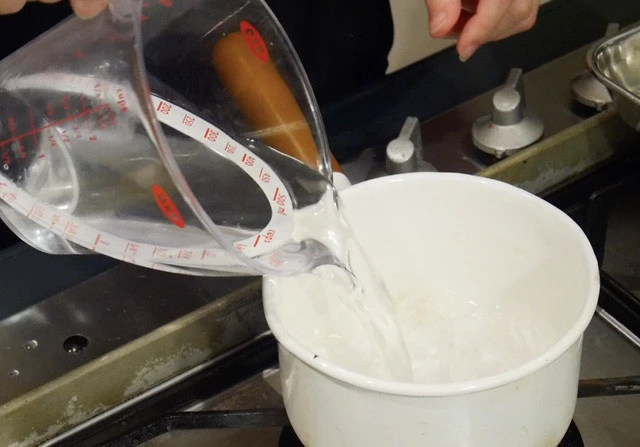 １．鍋に水と砂糖を入れ中火にかけ、砂糖を溶かしきったら冷ましておく。