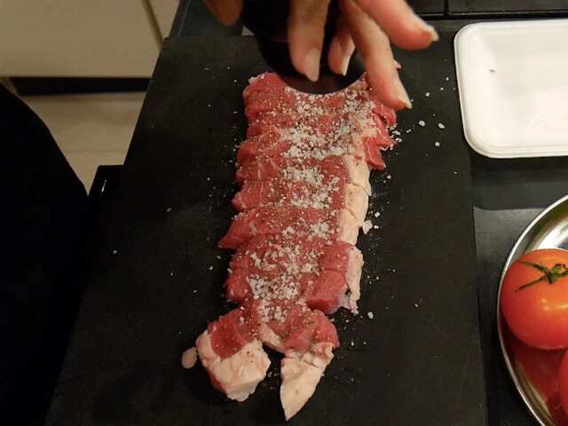 肉を一口サイズに切って、塩胡椒で下味を付けておく。（シーズニングなどでもＯＫ）