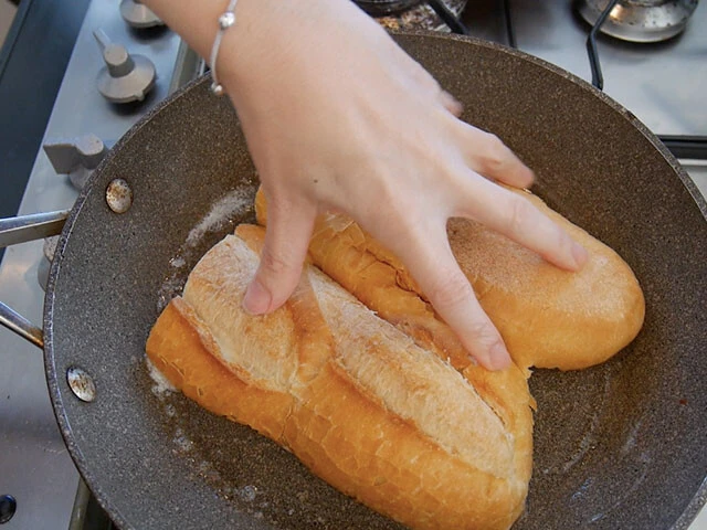 ５．フライパンにバターを半分入れ、中弱火でパンの内側軽く焼く。