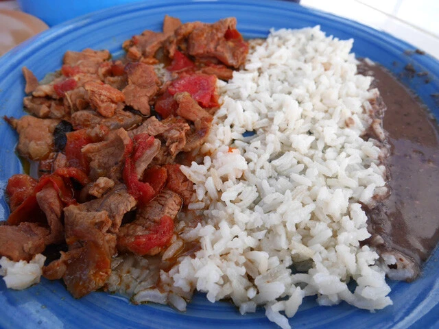 カンクンの広場にあるカジュアルな飲食店のビステック・ア・ラ・メキシカーナ