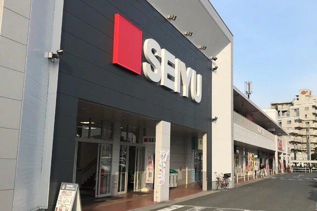 快速電車が停車するような、そこそこ大きい駅の周辺に店舗を展開