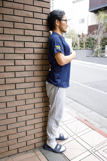 《立ち方》後頭部・背中・腰の3点が一直線になっているのが正しい立ち方。写真のように、柱や壁の角を使って確認すれば3点を意識しやすく、左右にズレにくい。このとき、腰と柱の隙間に手のひらがひとつ入るのが正しい姿勢。入らなければ猫背、まだ隙間があれば反り腰になっている可能性がある