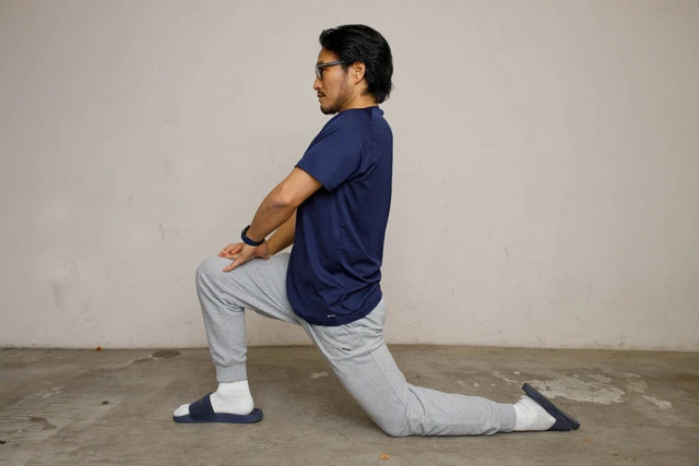 《股関節ストレッチ》上半身と下半身をつなぐ腸腰筋など、股関節には腰痛に関わる筋肉が密集しているが、骨盤が後傾していると股関節が硬くなりがち。片膝をついて上半身を前方にスライドするように伸ばすことで、骨盤が前傾し、股関節が緩む。このときも背筋は真っすぐにして、痛気持ちいいぐらいまでしっかり伸ばす。毎日左右30~45秒ずつ行なうと効果的だ