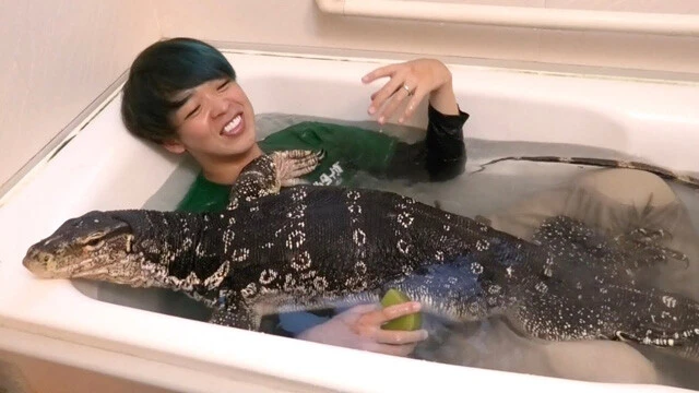 アニマルタイガさんと２ｍのミズオオトカゲ、テン君（１４歳）。ここまで大きなミズオオトカゲは動物園でもなかなか見られないそう
