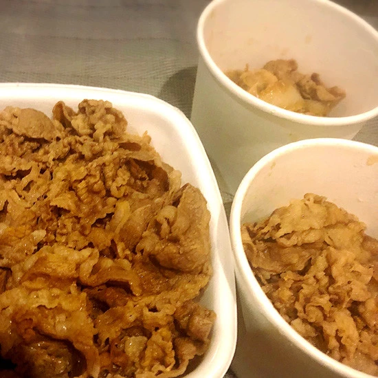 市川紗椰がひらめいた"エンドレス牛丼"「ひと口お肉とお米を食べたら、その空いた場所に、牛皿の肉を置く」