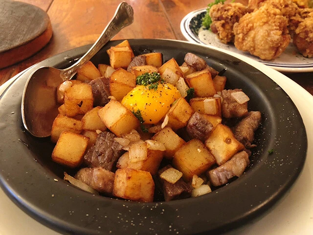 市川紗椰がオススメする看板メニュー"じゃないほうグルメ"「つばめグリルの『牛肉とポテトの北欧風』は感動しました」