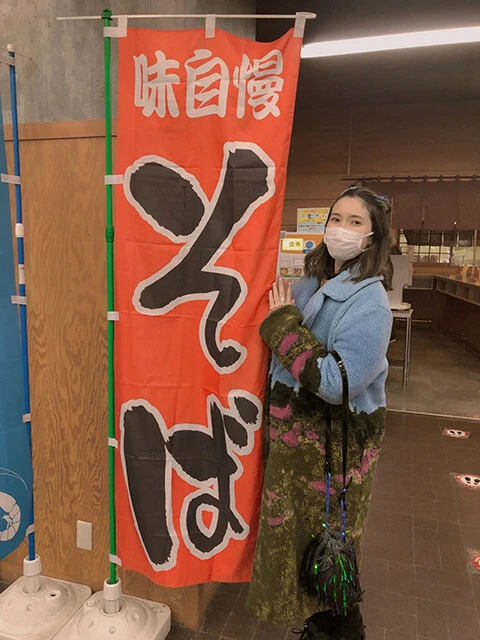 各路線の駅の麺「駅麺」をひたすら食べる番組『麺鉄』(BS-TBS)のロケにて。そばに交ざった1本のうどんに不思議とテンション爆上がり