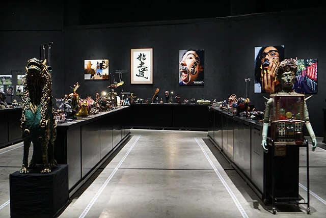 粘土作品を中心に、２０年かけて作られた総展示数３８０点が並んでいる