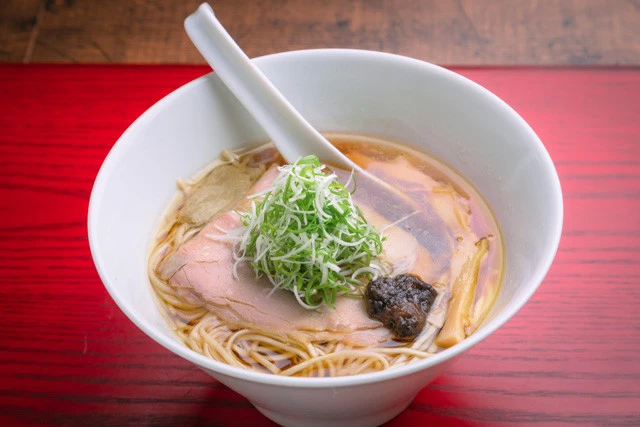 醤油蕎麦(1000円)。澄んだ鶏清湯スープにトリュフとカキのペーストを混ぜつつ、味の変化も楽しめる。麺は毎朝手打ちしている