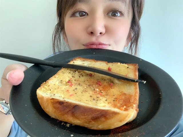 フムスをバターがわりに、さらにトマトとか野菜を合わせたらもっと美味しくなりそう!