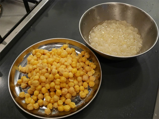 皮をむいたひよこ豆。薄皮は捨ててOK