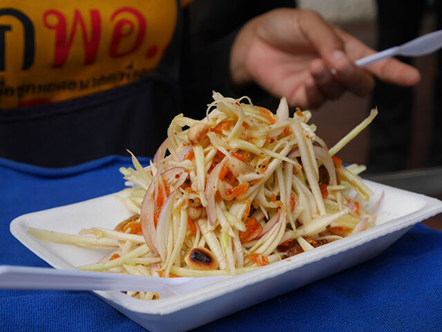 バンコクの屋台で食べた青パパイヤのサラダ「ソムタム」