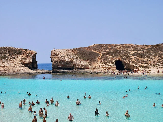 観光客であふれるコミノ島のブルーラグーン