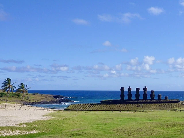 アケアナ・ビーチを守るように立ちはだかるモアイたち