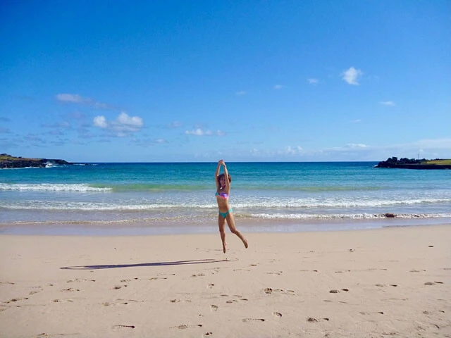 イースター島のビーチで喜びのジャンプ! 低っ!