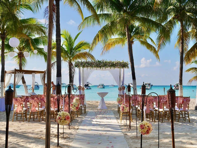 こんな素敵なビーチで結婚式なんてロマンチック!