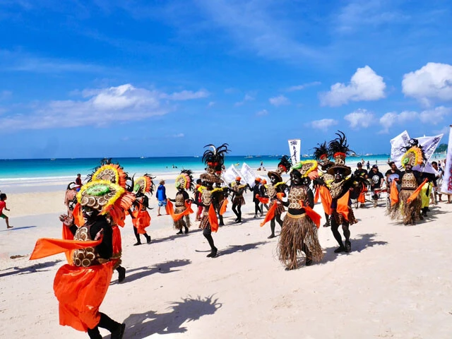 アティアティハンというお祭りでホワイト・ビーチを練り歩く人々
