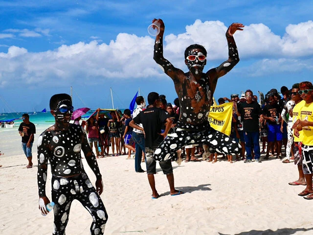 陽気なフィリピンの島人たち。この海と空があればジャンプも高い!