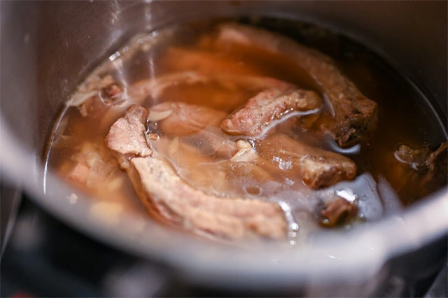 お醤油が入り透き通った茶色のスープができました