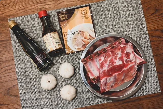 じゃーん! 材料はこれと水だけっ! 左上から時計まわりに、ライトソイソース、ダークソイソース、バクテーの素、ポークリブ、ニンニク