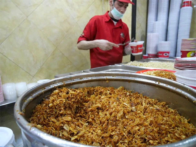 カイロのコシャリ屋。米、パスタ類、フライドオニオンの大鍋が並んでいる