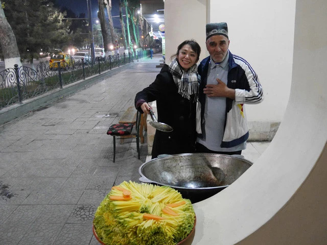 カザンと呼ばれる大きなお鍋と黄色いにんじん