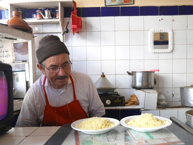 お米のように皿に盛られたクスクス粒