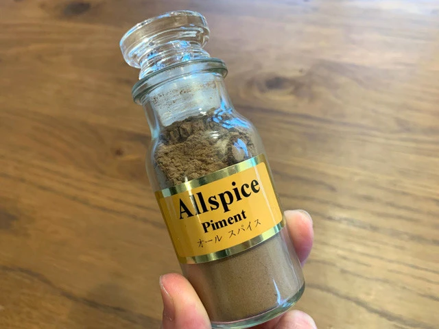 今回のポイント食材、オールスパイス。ジャークチキンでは必ずと言って良いほど使われているレシピが多いよ!