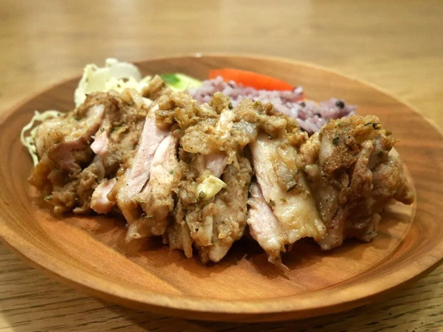 お肉がジューシーに焼かれていて美味しいけど、ジャークチキンぽくないっ!