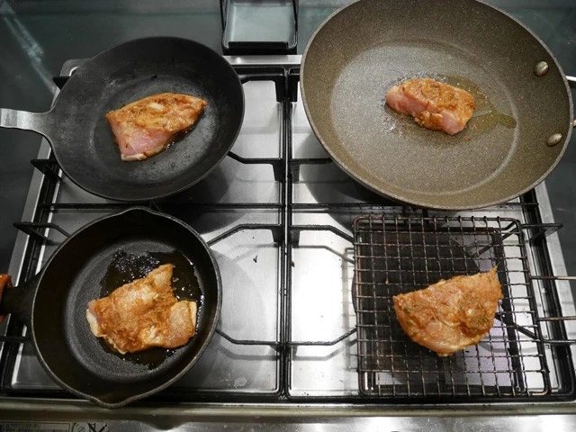 (左上から時計まわりに)鉄フライパン、コーティング加工フライパン、焼き網、スキレット