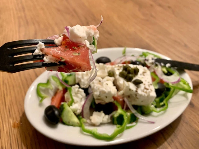 崩れゆくフェタチーズと野菜を絡ませて食べるよ!