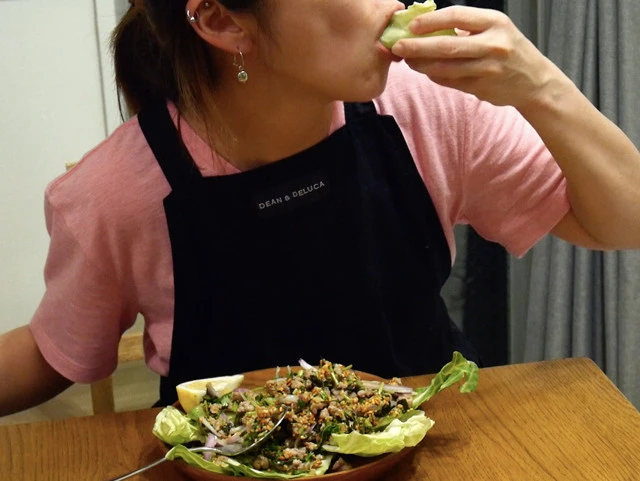 挽肉をこぼさないようにかぶりつきます!