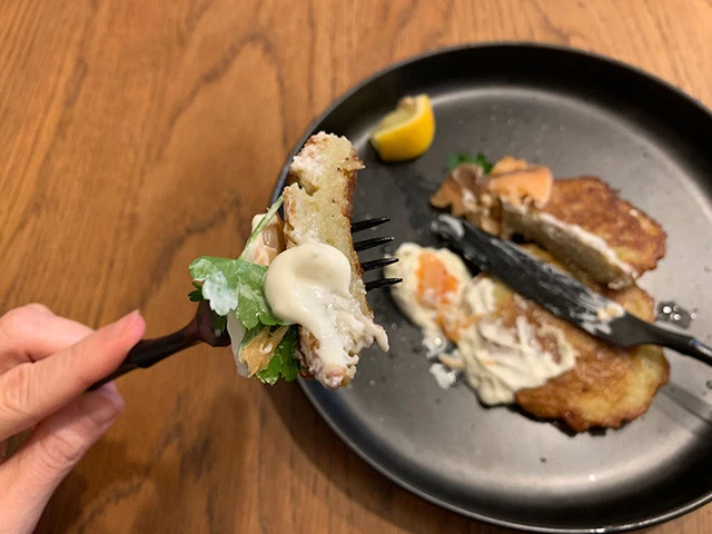 サワークリームを塗り塗りして食べます