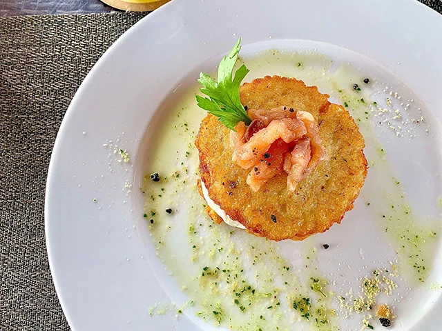 オススメされたのはサーモンを乗せたドラニキ