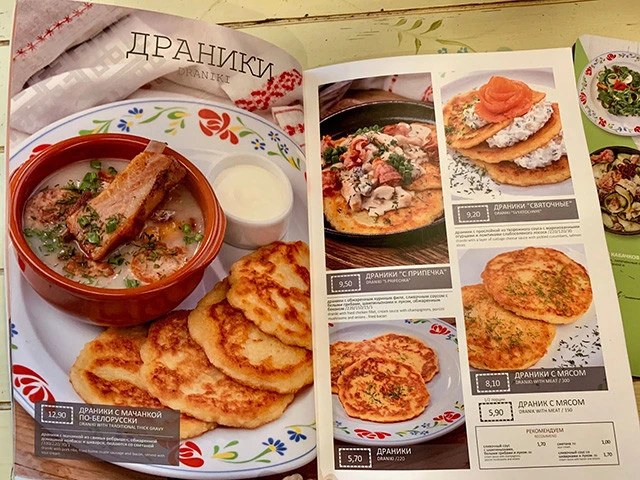 メニューには、ドラニキを料理の付け合わせにしたり、サーモンや肉などを乗せたりしたものがありました!