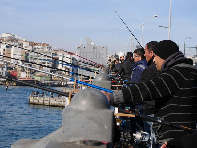 ガラタ橋にいるたくさんの釣り人