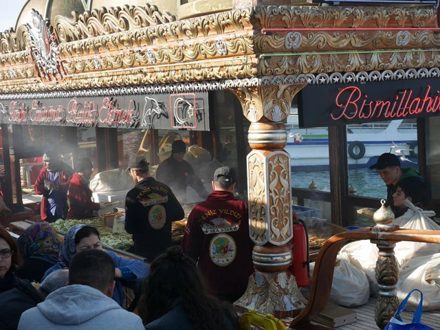 船内がさばの焼き場になっている