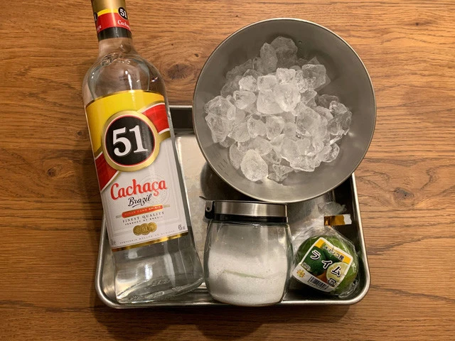 材料:カシャーサ「51」、砂糖、ライム、クラッシュアイス