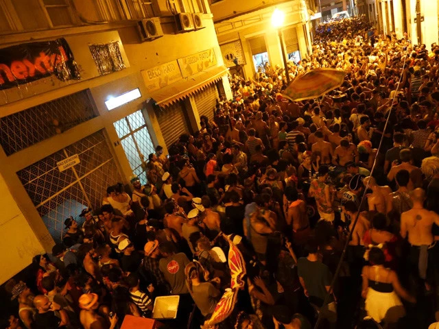 カーニバル期間中のラパ地区