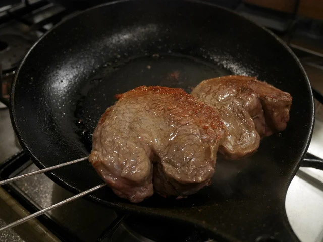 １４．表面が茶色く色づき、肉の弾力が親指の付け根くらいになったらできあがり！（もし削いだ時に中が生だったら、また焼けばいいのさ！）