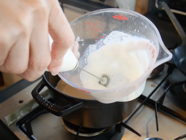 牛乳を泡立てるミルクフォーマーは100円ショップで売ってるよ!